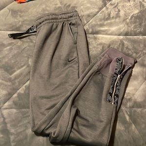 Nike fleece sweats. (Gray)